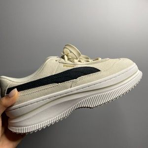 Women’s Deva Suede in Marshmallow
